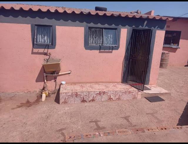 2 BEDROOM HOUSE FOR SALE IN BRAAMFISCHERVILLE